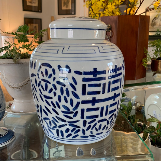 Vintage Chinoiserie Blue and White Ginger Jar w/Lid